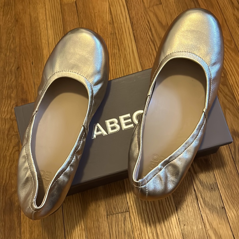 NEW Abeo Size 10 Metalic Light Gold Flats